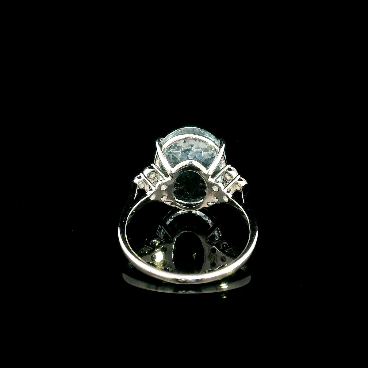 Oval aquamarine and diamond statement ring in 18K white gold with diamond side accents