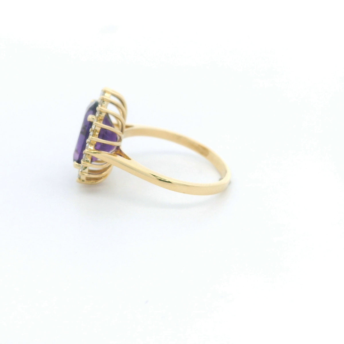 Oval amethyst and diamond halo ring in 18K yellow gold