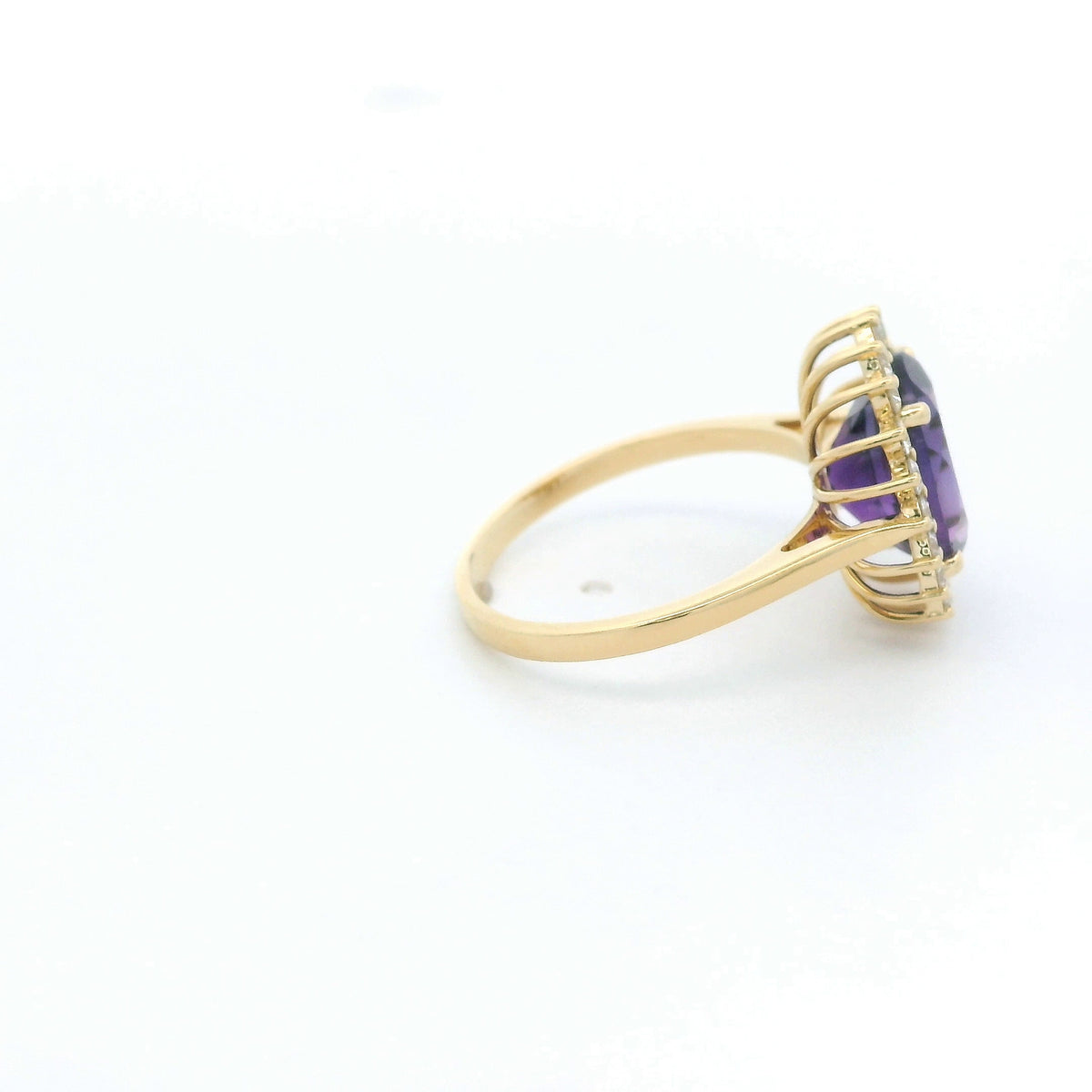 Oval amethyst and diamond halo ring in 18K yellow gold