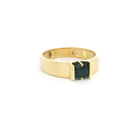 Men’s blue sapphire ring in 18K yellow gold with broad polished band