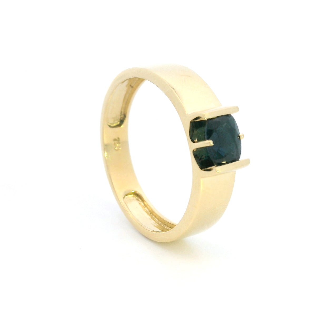 Men’s blue sapphire ring in 18K yellow gold with broad polished band