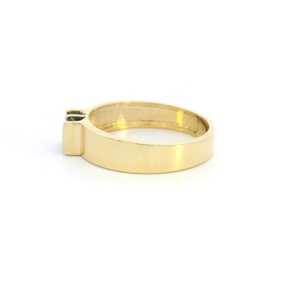 Men’s blue sapphire ring in 18K yellow gold with broad polished band