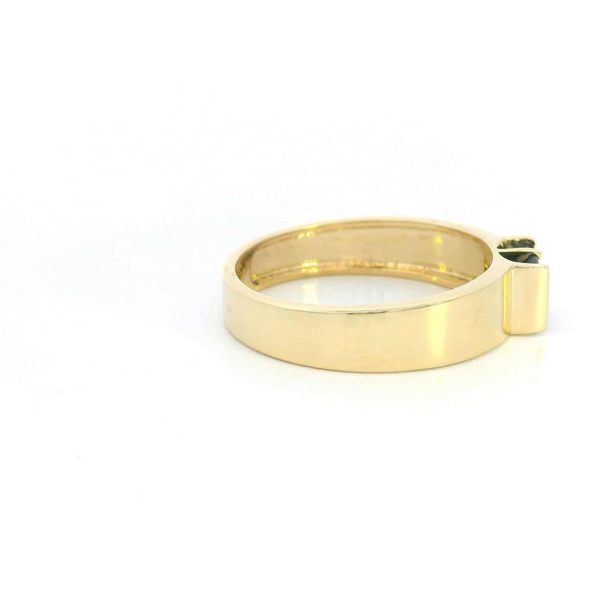 Men’s blue sapphire ring in 18K yellow gold with broad polished band
