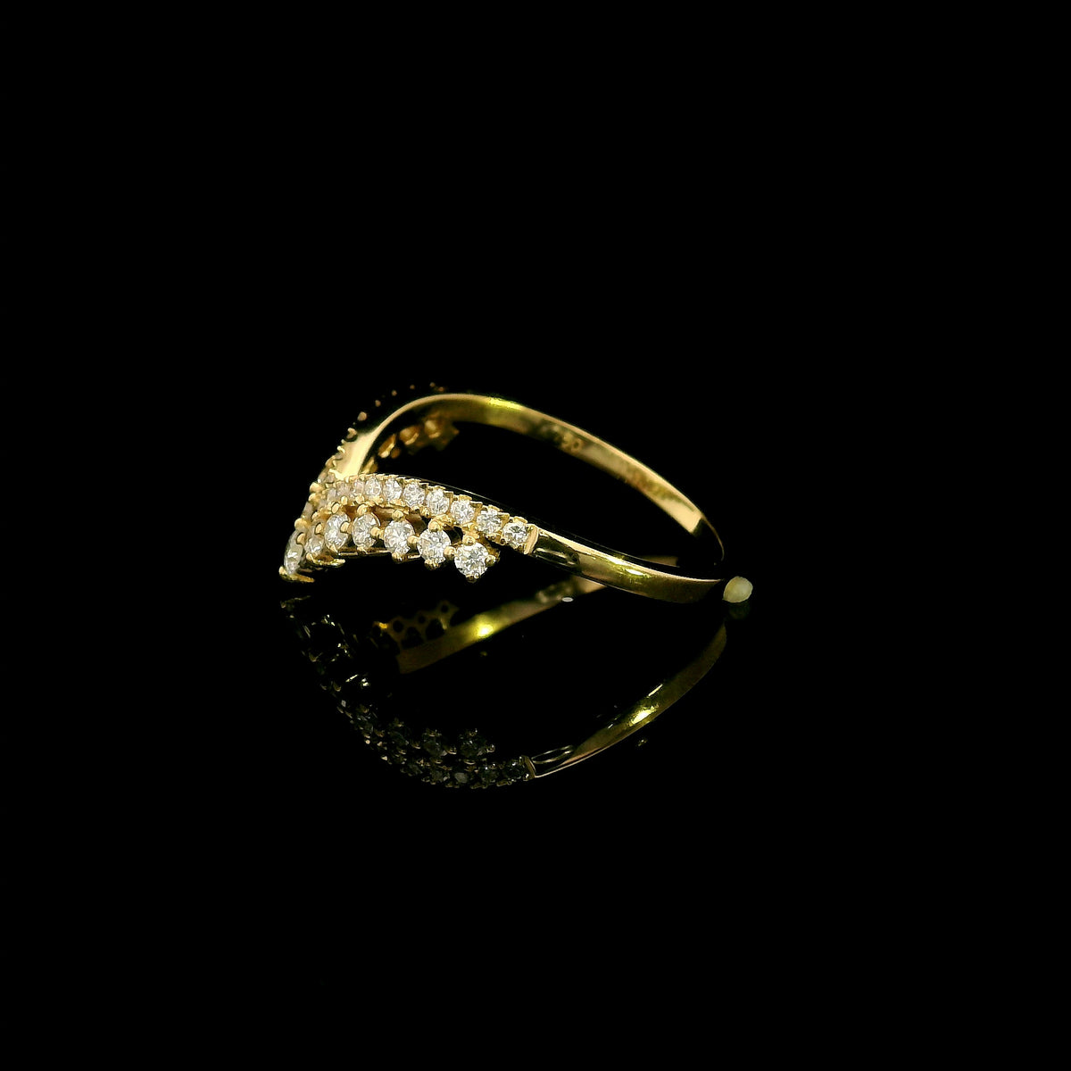 V shaped diamond chevron ring in 18K yellow gold featuring pavé-set diamonds and graduated round diamonds, designed as a statement ring or contour wedding band.
