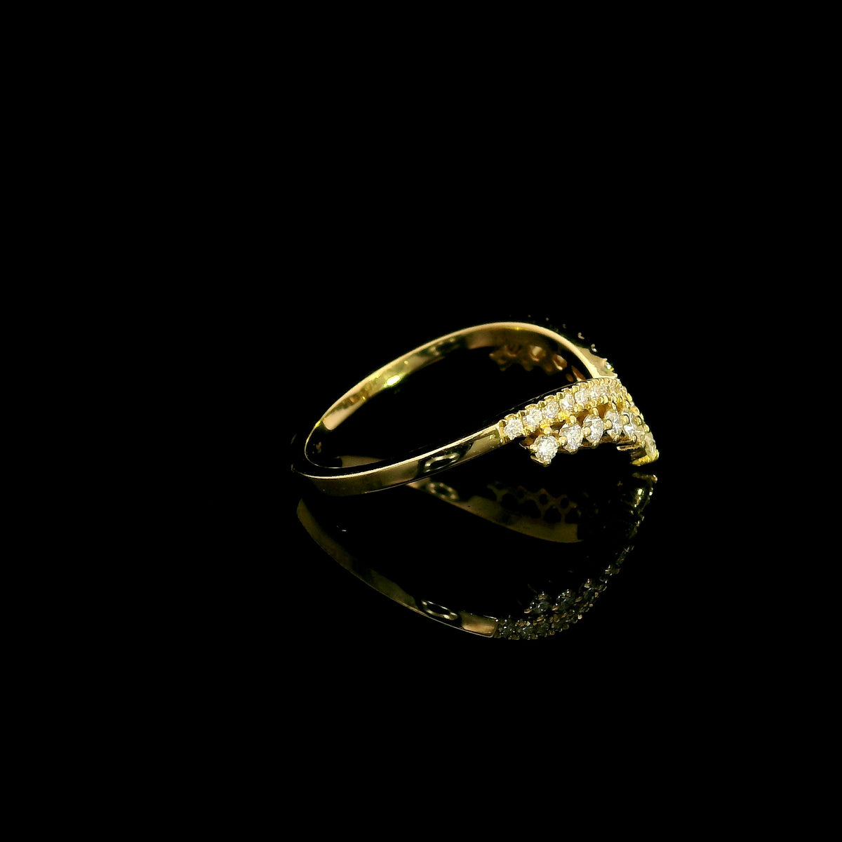 V shaped diamond chevron ring in 18K yellow gold featuring pavé-set diamonds and graduated round diamonds, designed as a statement ring or contour wedding band.