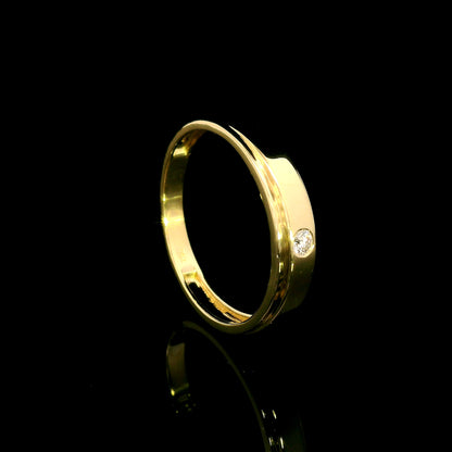 Men's 18K yellow gold band featuring a single round flush-set diamond, polished finish and fine grooved detailing.