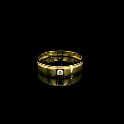 Men's 18K yellow gold band featuring a single round flush-set diamond, polished finish and fine grooved detailing.