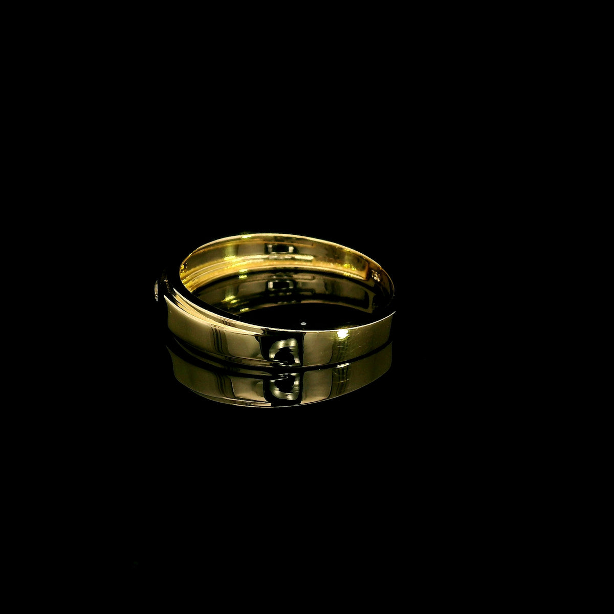 Men's 18K yellow gold band featuring a single round flush-set diamond, polished finish and fine grooved detailing.