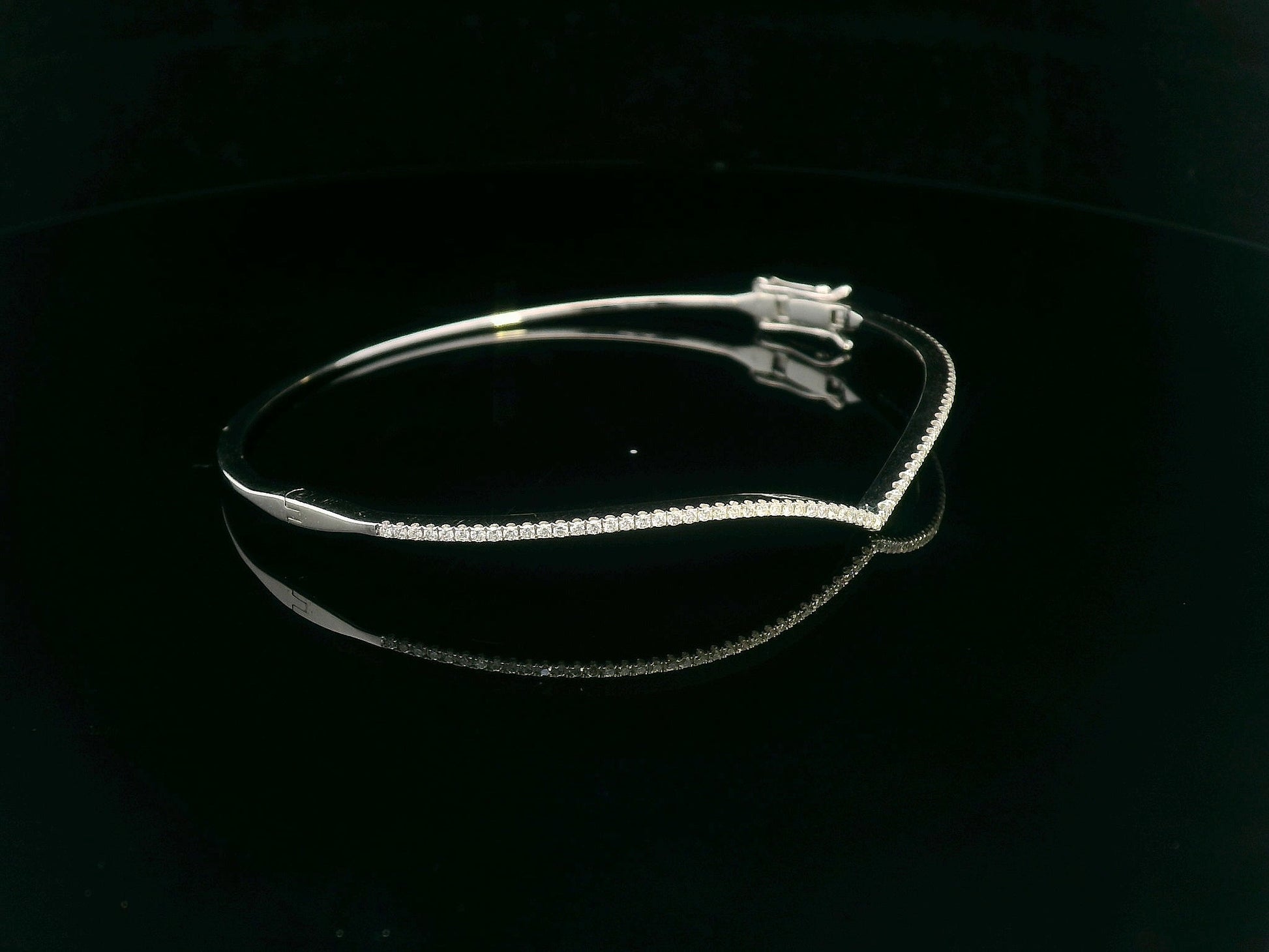 18K gold V-shape bangle bracelet with 0.34 carats of round-cut diamonds, featuring a modern tapered silhouette and minimalist design.