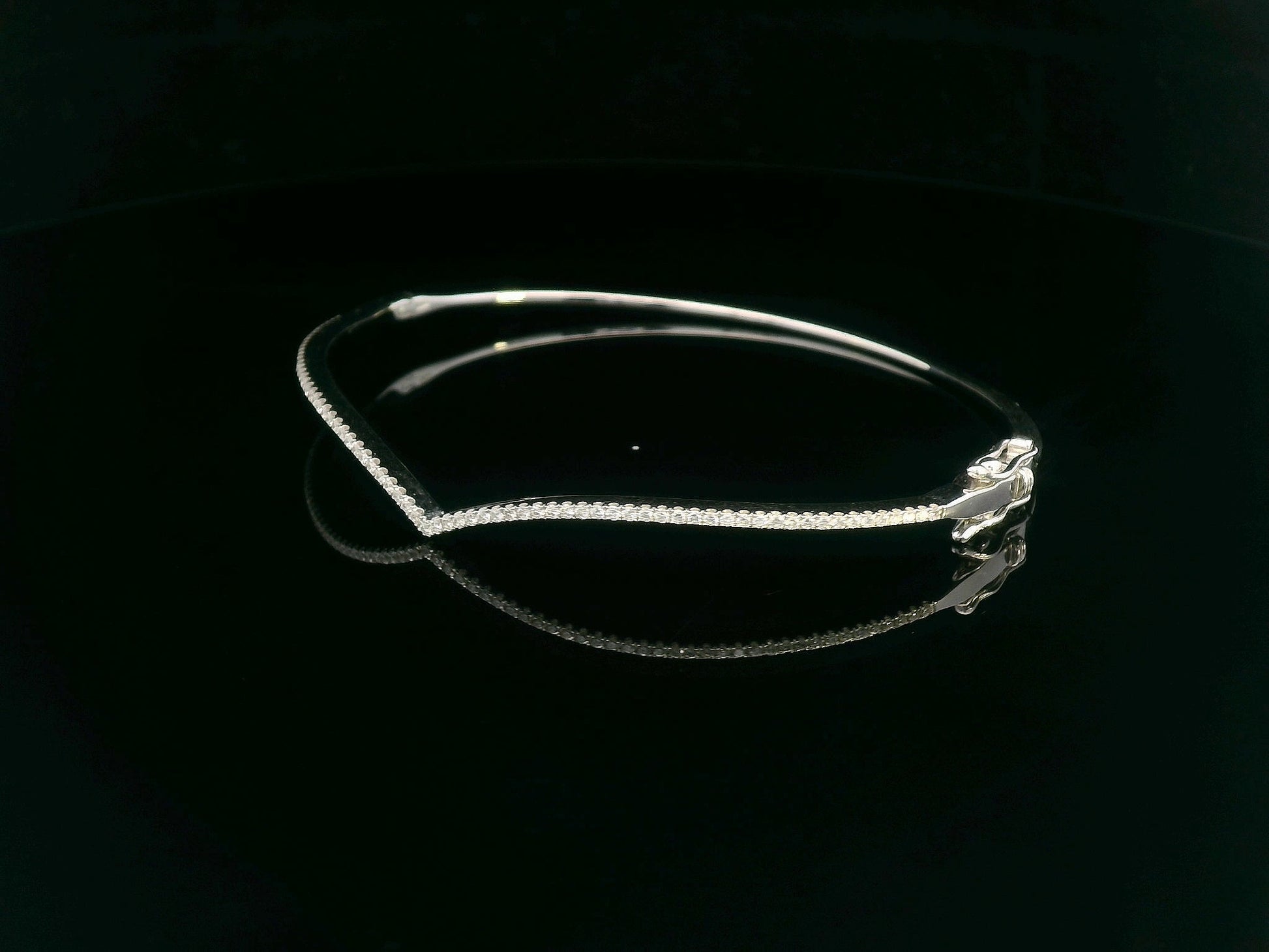 18K gold V-shape bangle bracelet with 0.34 carats of round-cut diamonds, featuring a modern tapered silhouette and minimalist design.