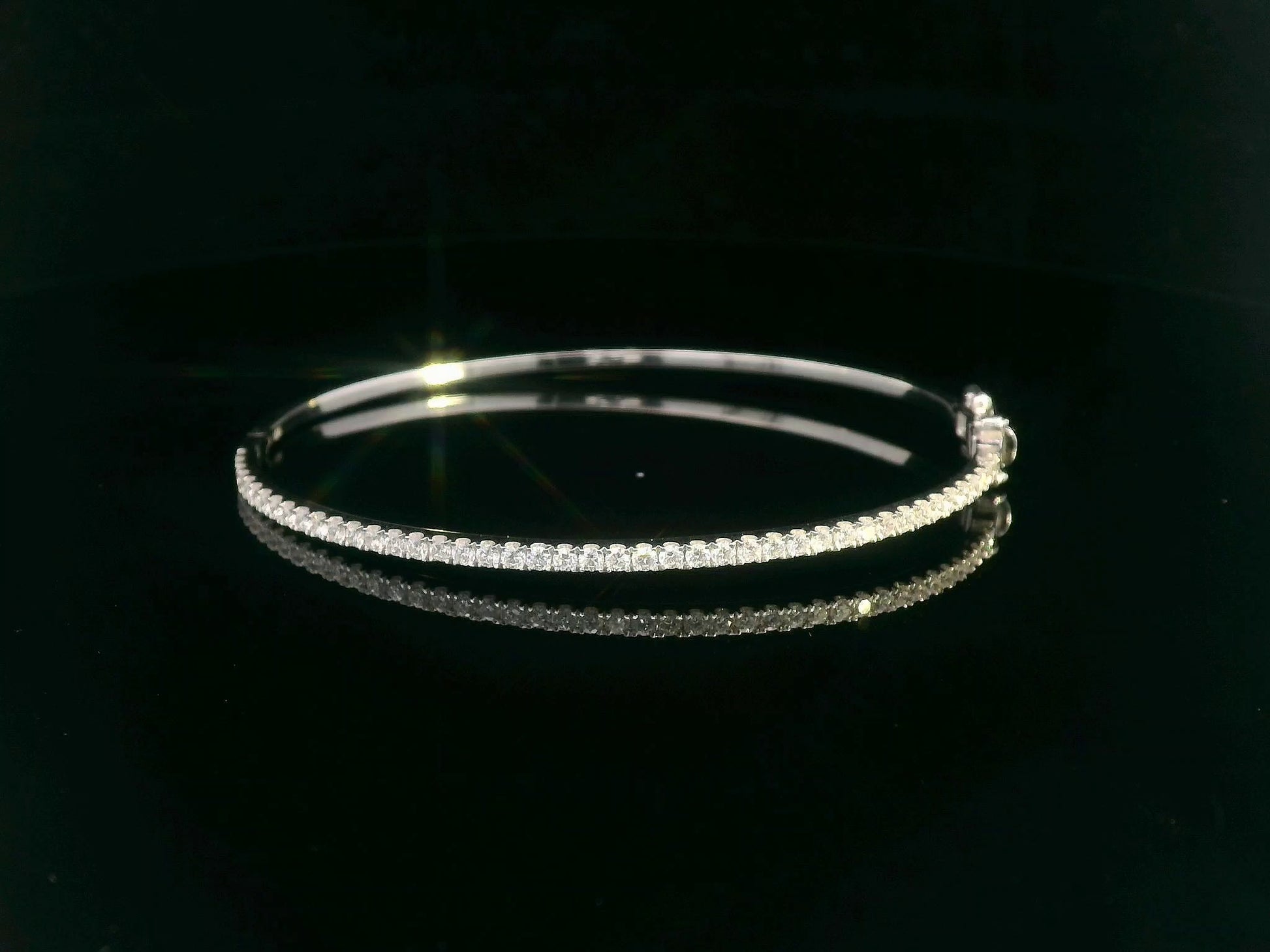 18K white gold bangle with single row of diamonds – 0.92 carat diamond bracelet