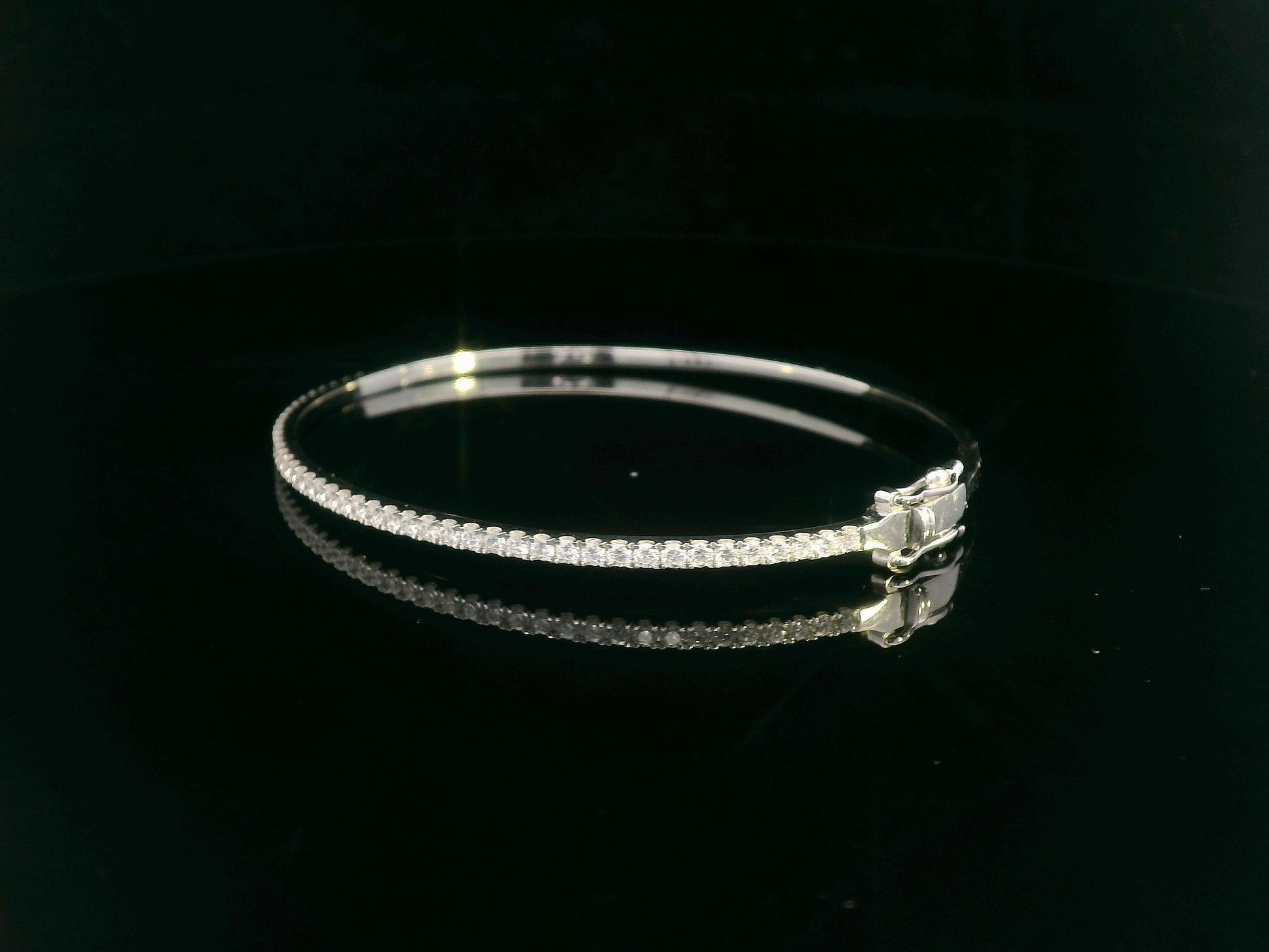 18K white gold bangle with single row of diamonds – 0.92 carat diamond bracelet