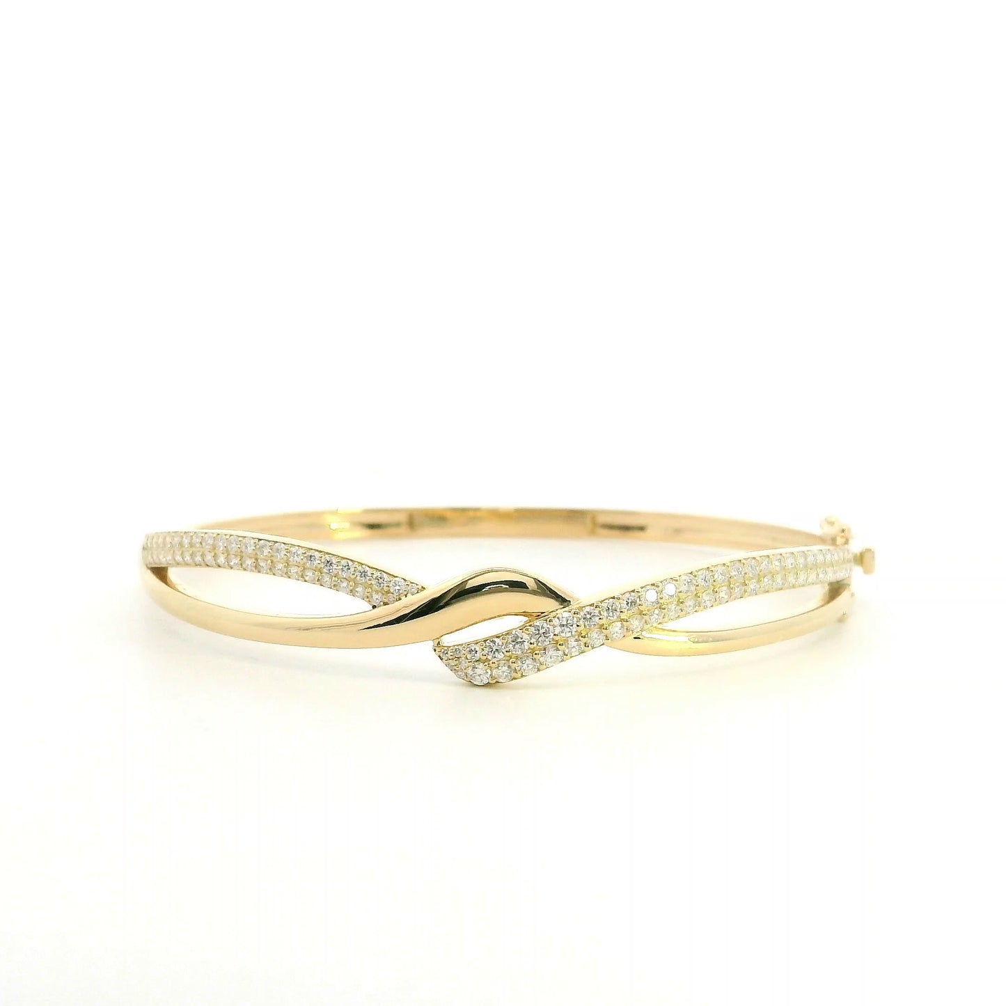 18K yellow gold diamond crossover bangle with intertwined polished and pavé diamond-set sections.