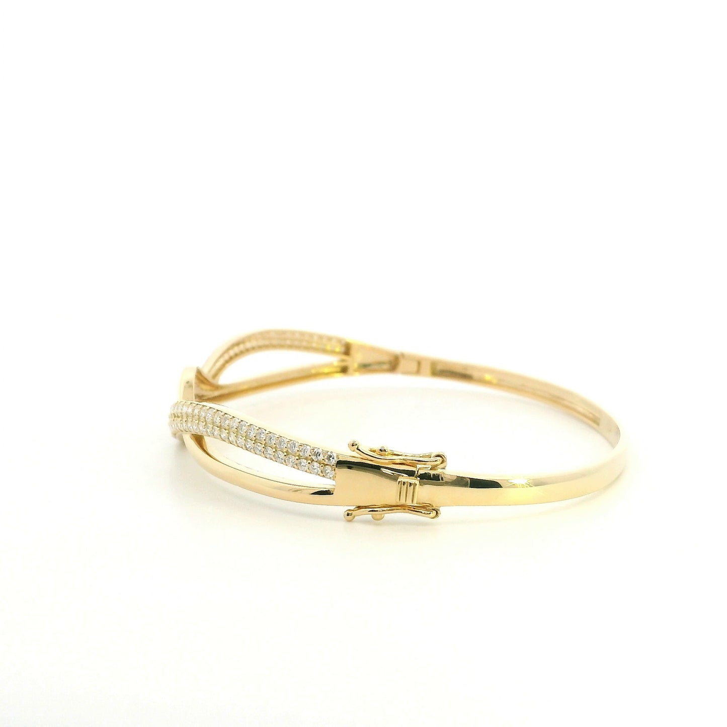 18K yellow gold diamond crossover bangle with intertwined polished and pavé diamond-set sections.