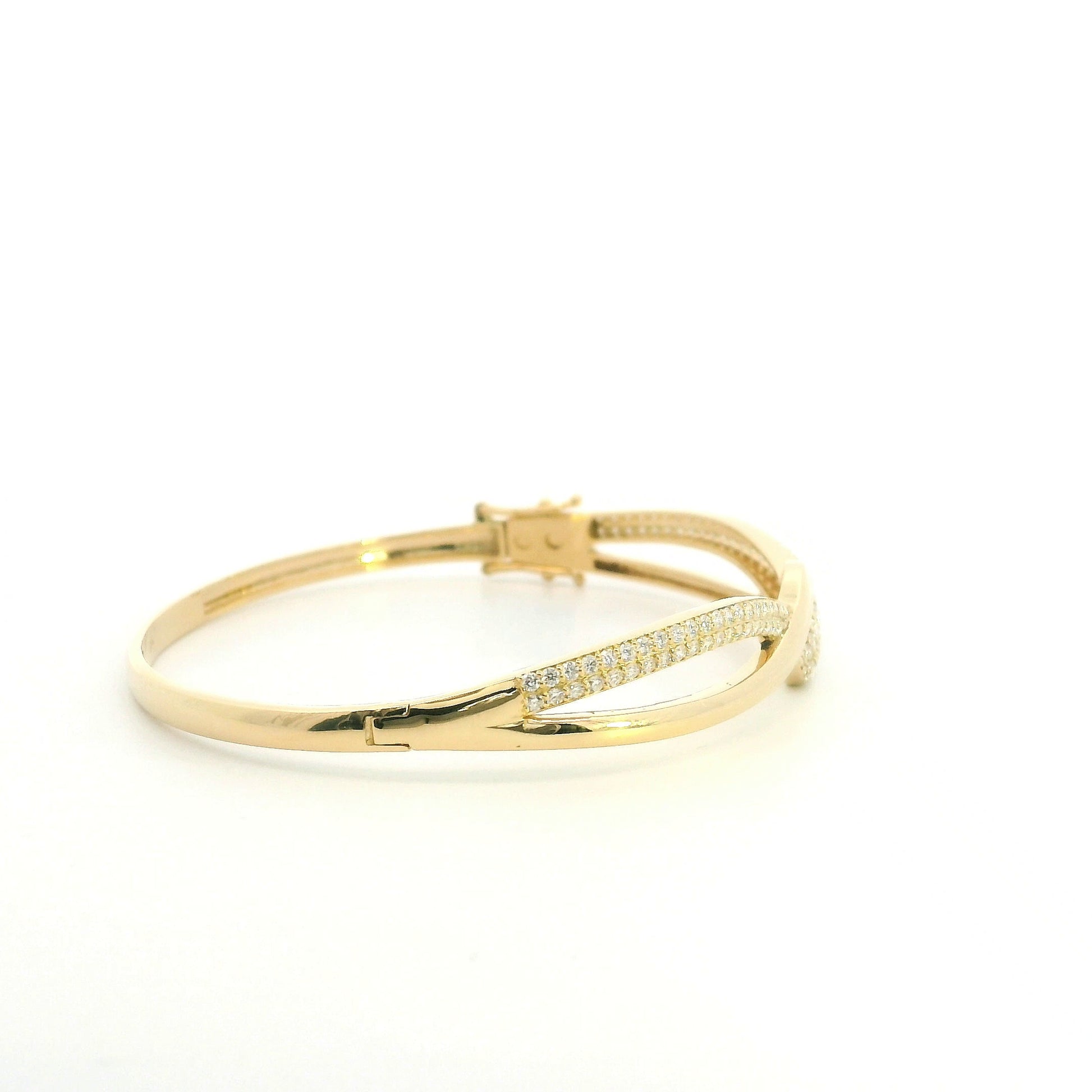 18K yellow gold diamond crossover bangle with intertwined polished and pavé diamond-set sections.