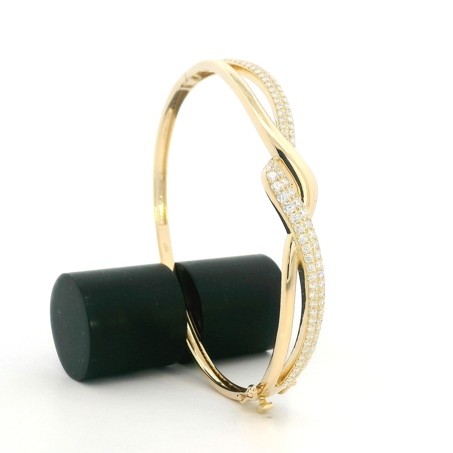 18K yellow gold diamond crossover bangle with intertwined polished and pavé diamond-set sections.