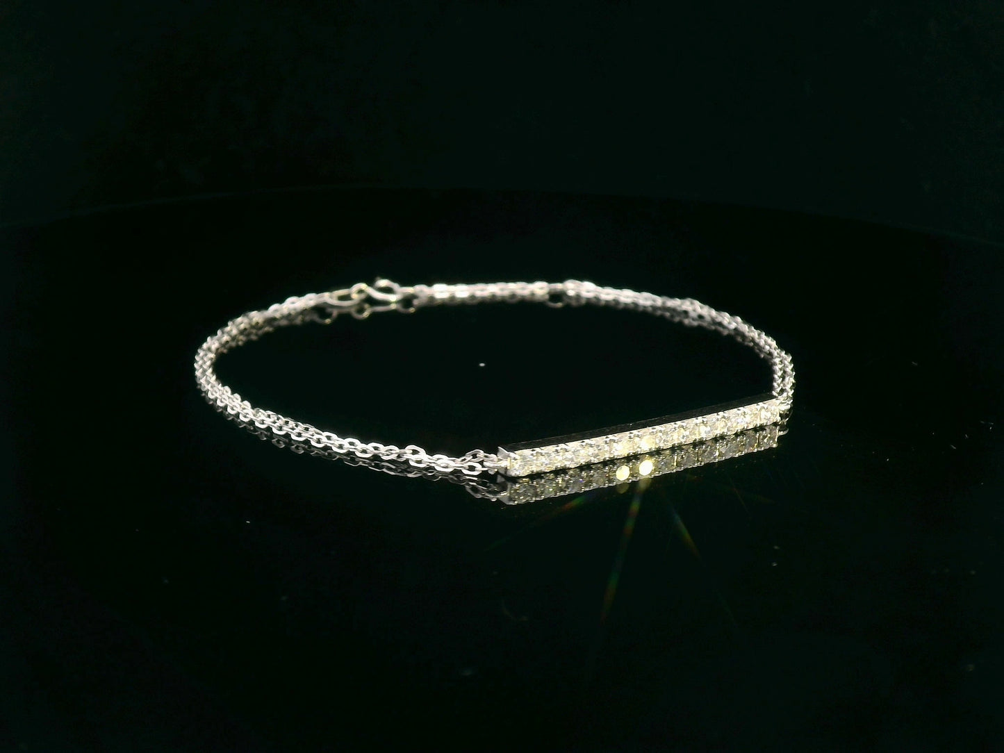 Luxury 18K Gold Diamond Bracelet with a Sleek Bar Design – 0.58 Carat"