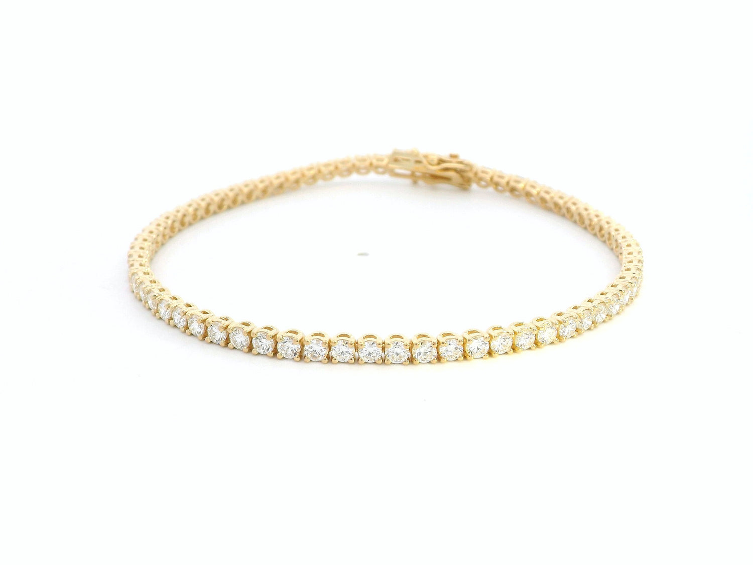 18K yellow gold tennis bracelet set with 3.74 carats of round-cut diamonds