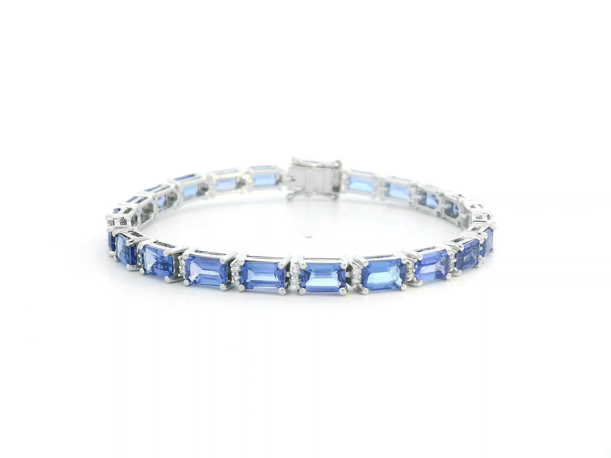 Elegant white gold bracelet featuring 12.98 carat tanzanites