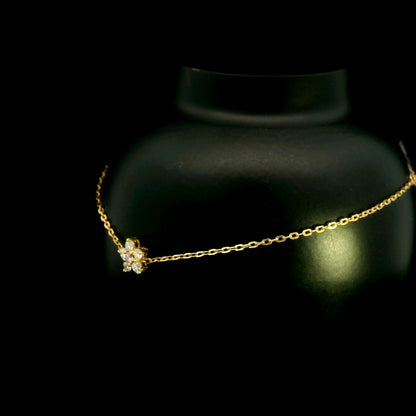 Diamond flower bracelet in 18K yellow gold featuring round brilliant diamonds arranged in a floral centre motif on a fine gold chain.