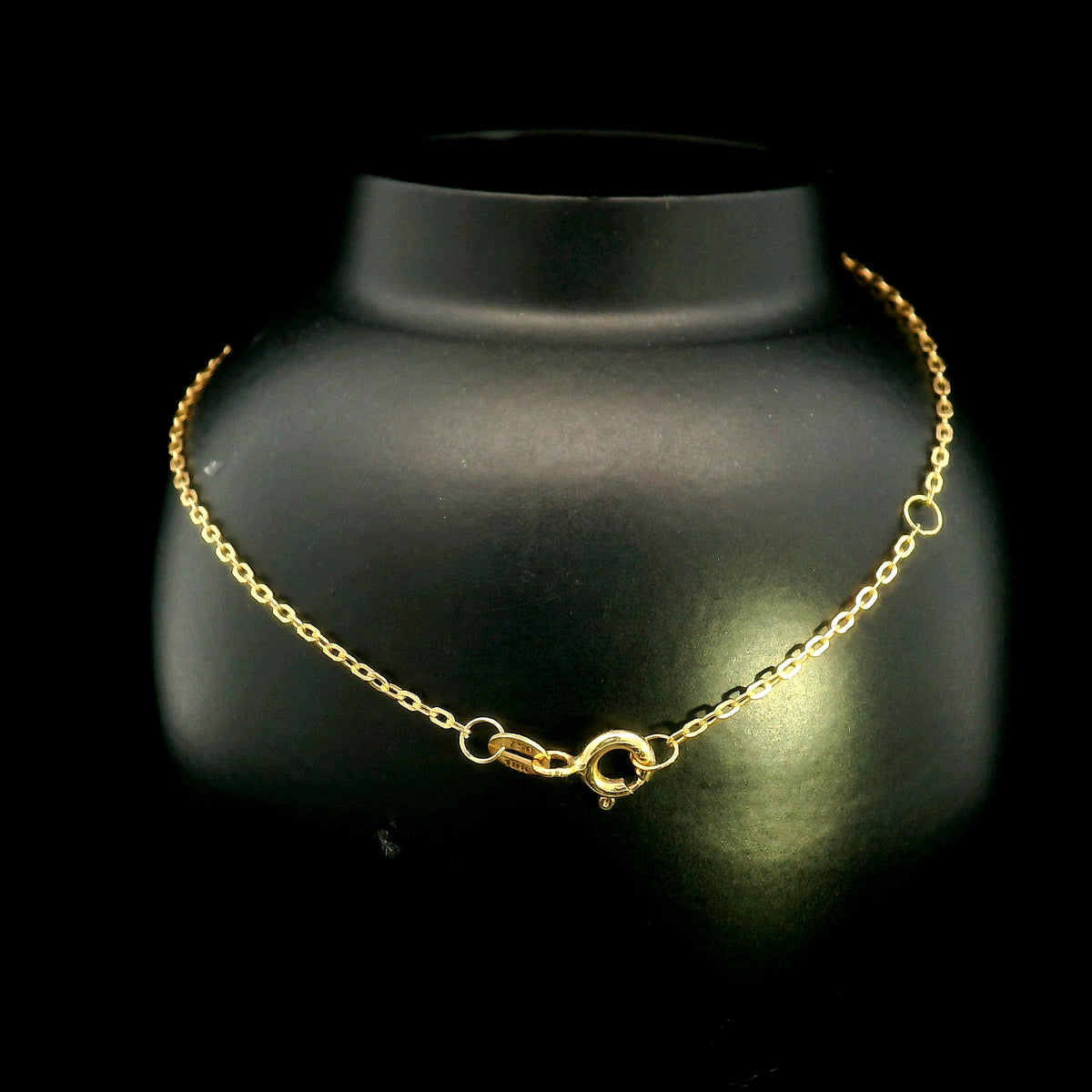 Diamond flower bracelet in 18K yellow gold featuring round brilliant diamonds arranged in a floral centre motif on a fine gold chain.