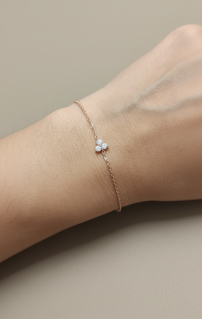 18K yellow gold chain bracelet with three round-cut diamond charm in triangular pattern – Emirates Diamonds