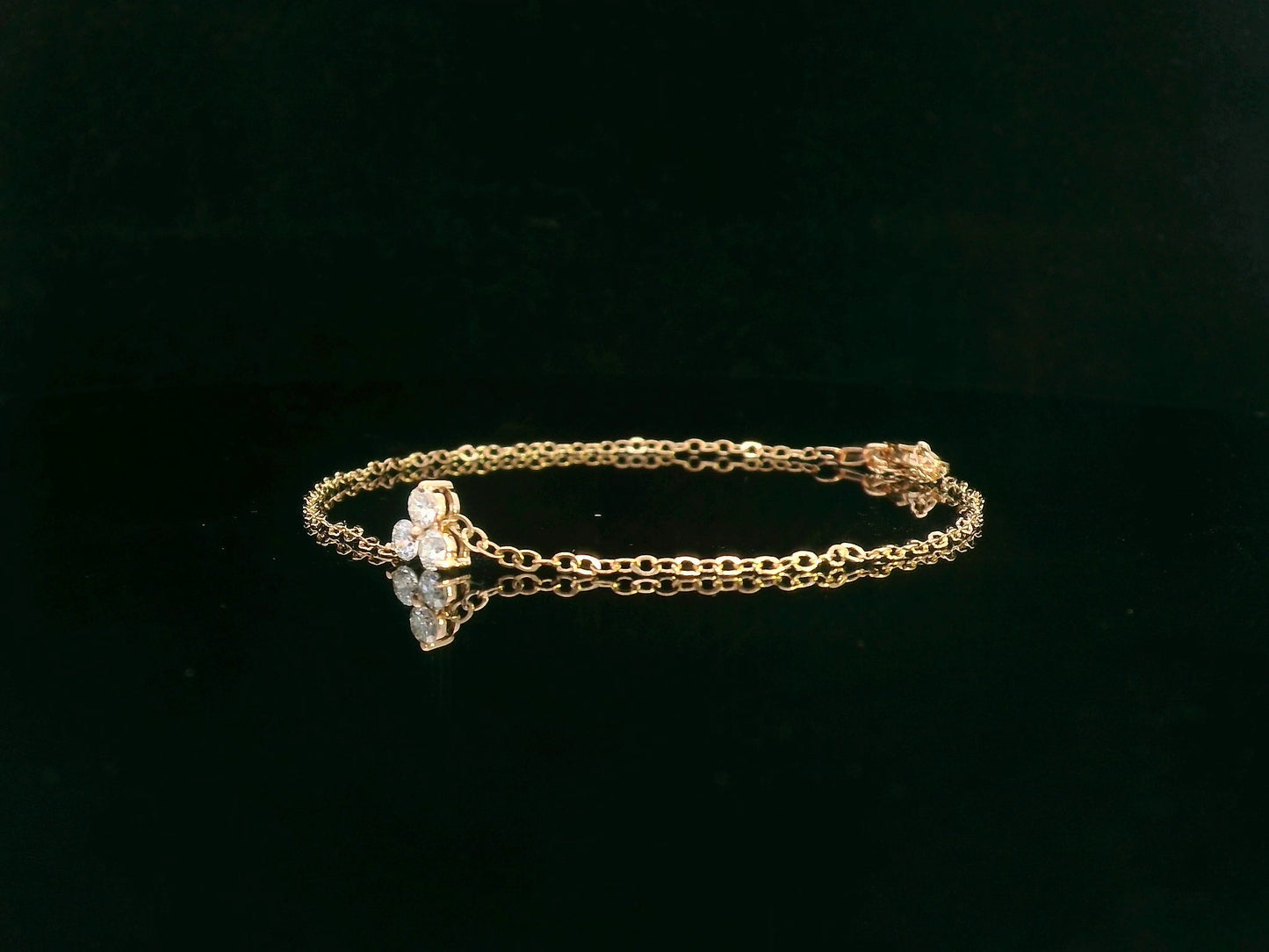 18K yellow gold chain bracelet with three round-cut diamond charm in triangular pattern – Emirates Diamonds