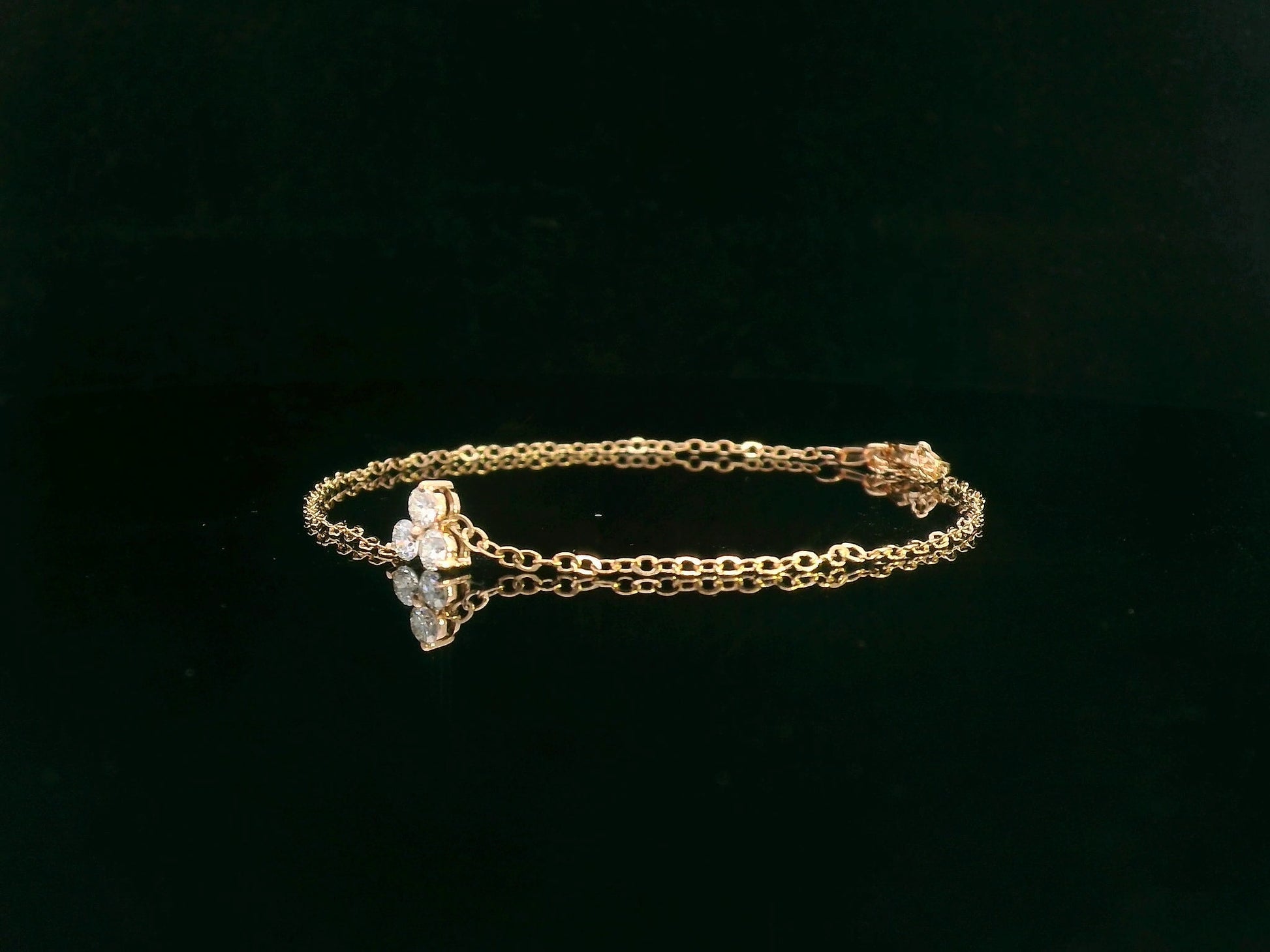 18K yellow gold chain bracelet with three round-cut diamond charm in triangular pattern – Emirates Diamonds