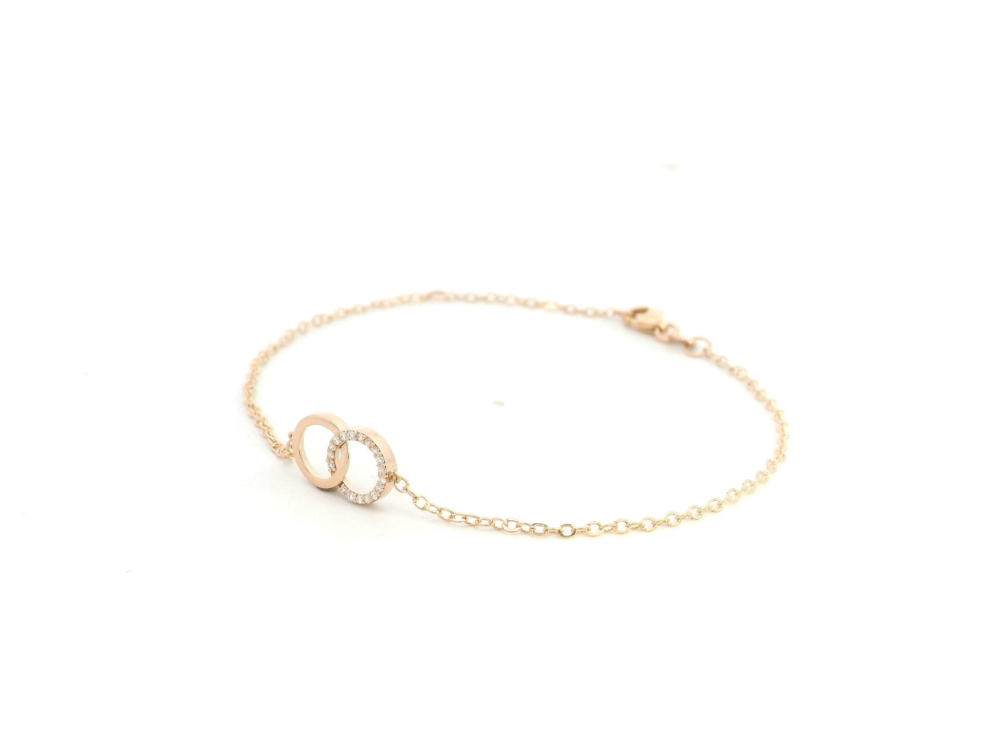 Diamond circle link bracelet in 18K rose gold with pavé diamonds by Emirates Diamonds