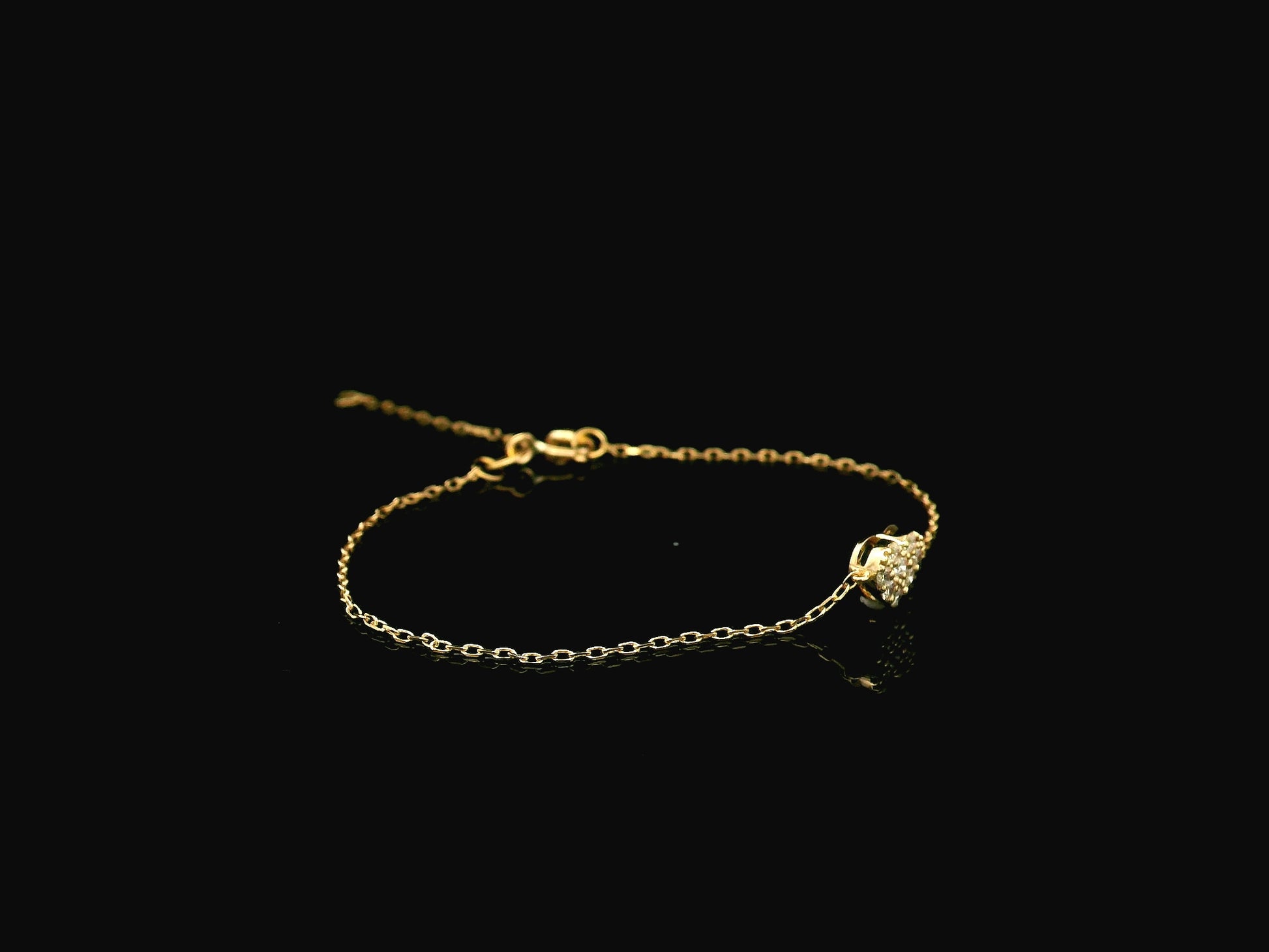 18K yellow gold diamond heart bracelet with pavé set natural diamonds