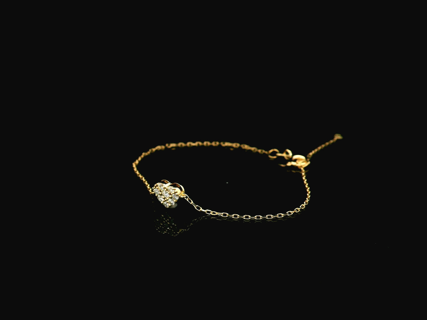 18K yellow gold diamond heart bracelet with pavé set natural diamonds