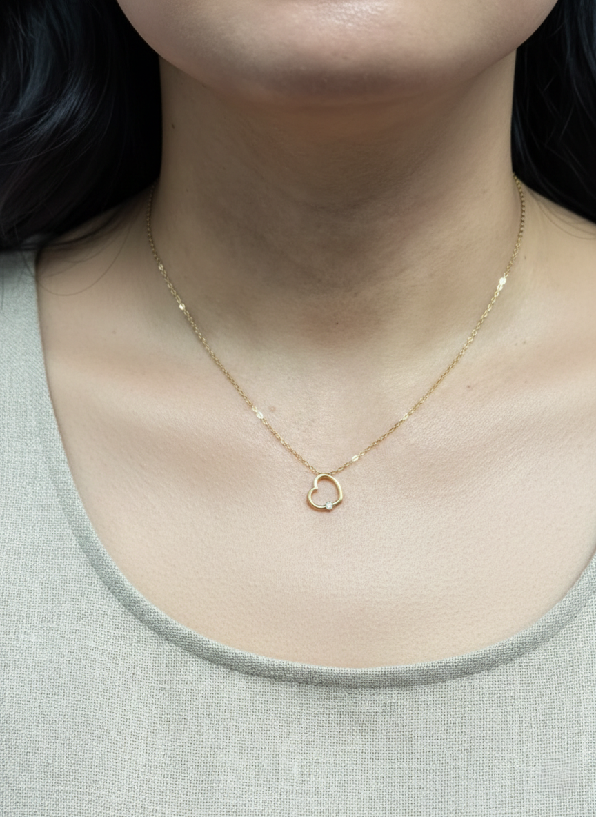 Diamond heart pendant necklace in 18K yellow gold with natural diamond by Emirates Diamonds