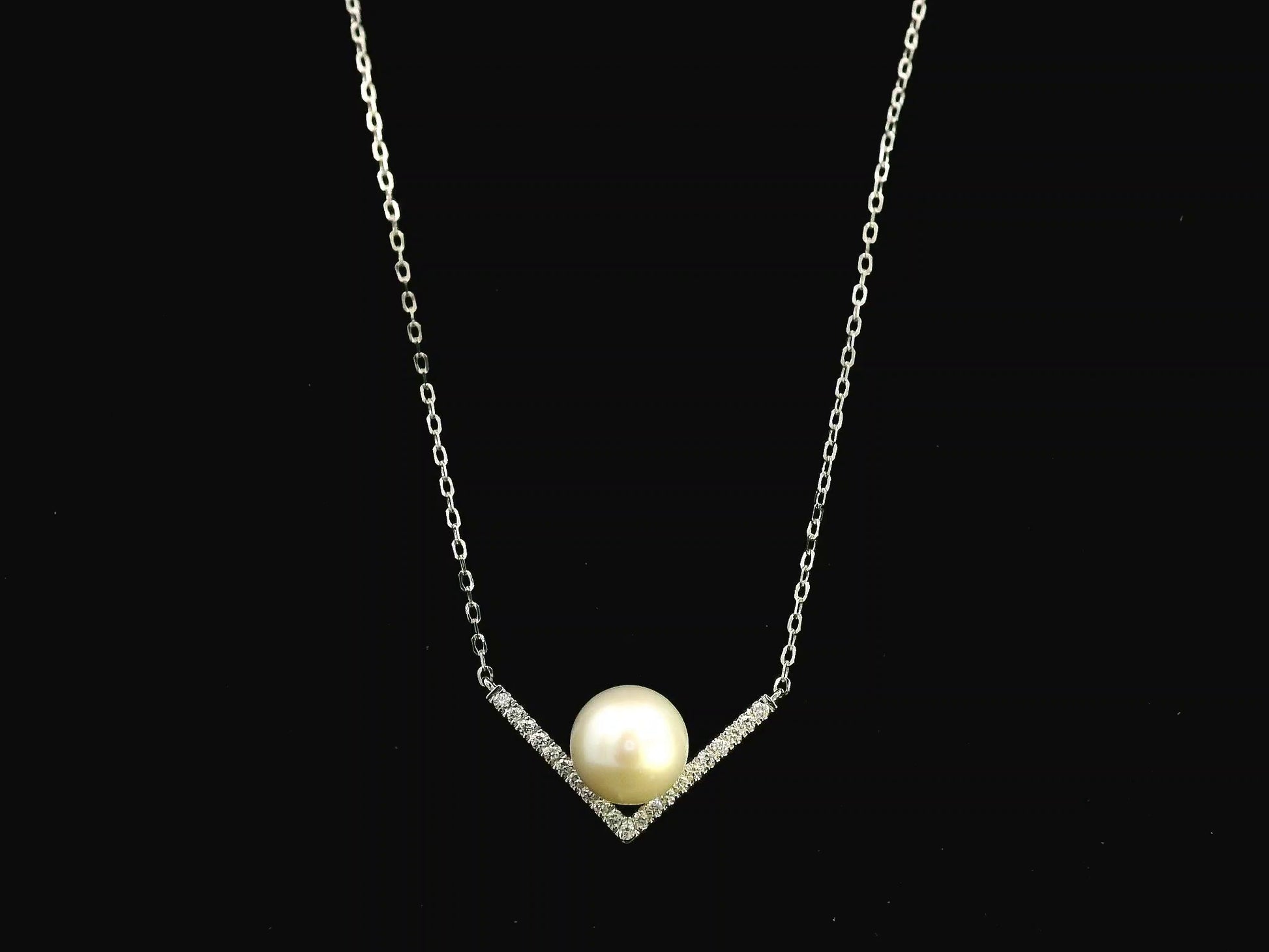 Freshwater pearl and diamond V necklace in 18K white gold with 8.5x9mm pearl – Emirates Diamonds