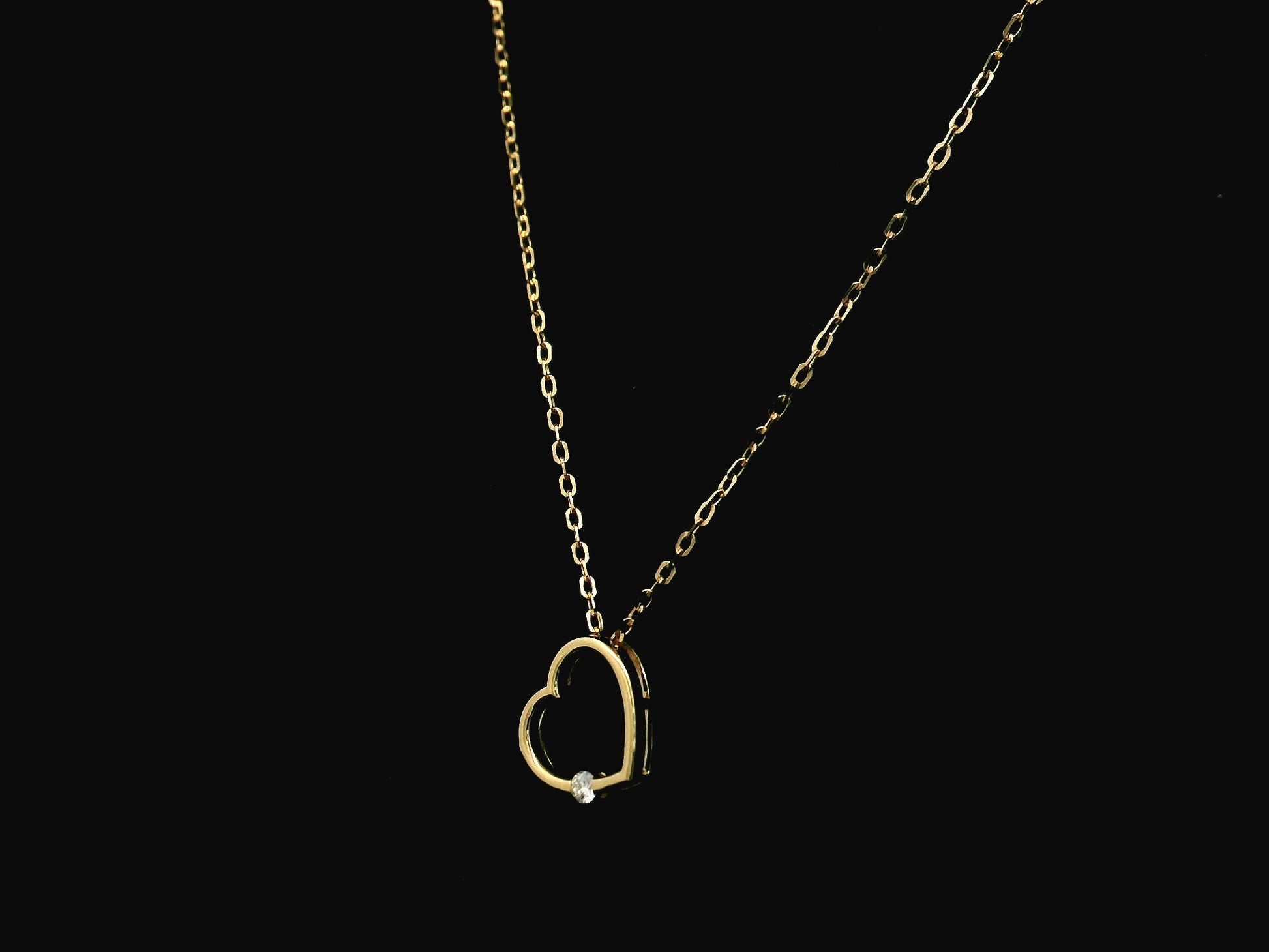 Diamond heart pendant necklace in 18K yellow gold with natural diamond by Emirates Diamonds