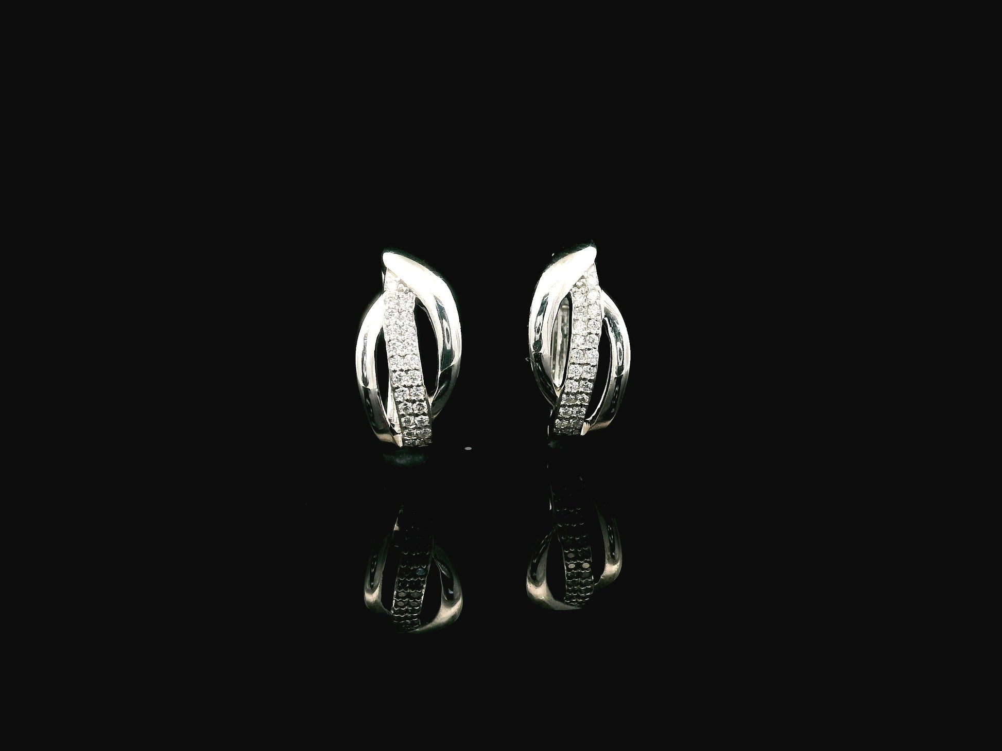 Diamond hoop earrings 0.16 carat in 18K white gold by Emirates Diamonds