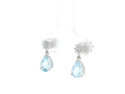 18K white gold aquamarine and diamond drop earrings featuring pear-cut aquamarine gemstones (1.08 CT total) and a brilliant diamond cluster (0.11 CT total), set in a classic drop design.