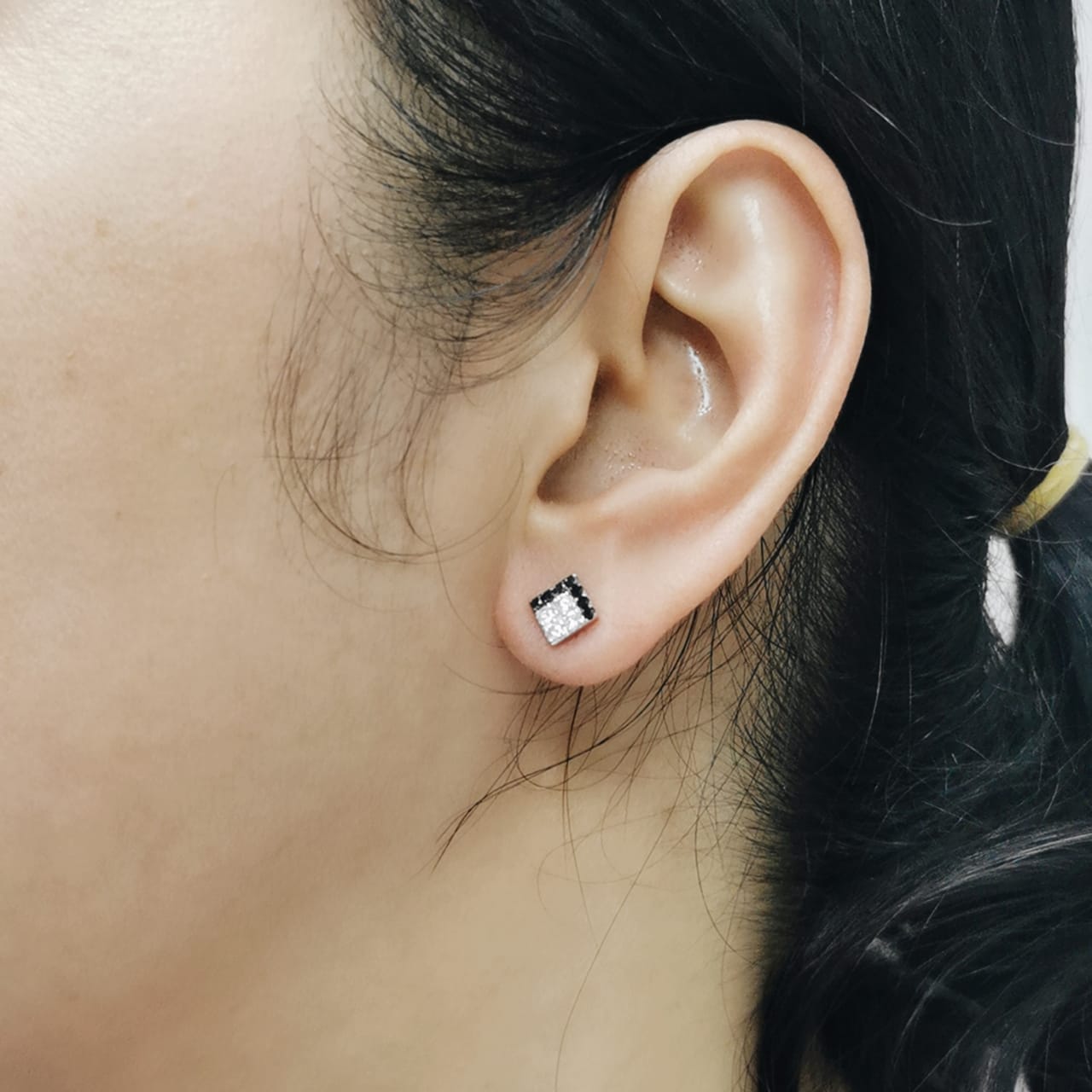 Square stud earrings with black and white round diamonds in 18K gold with push-back closure