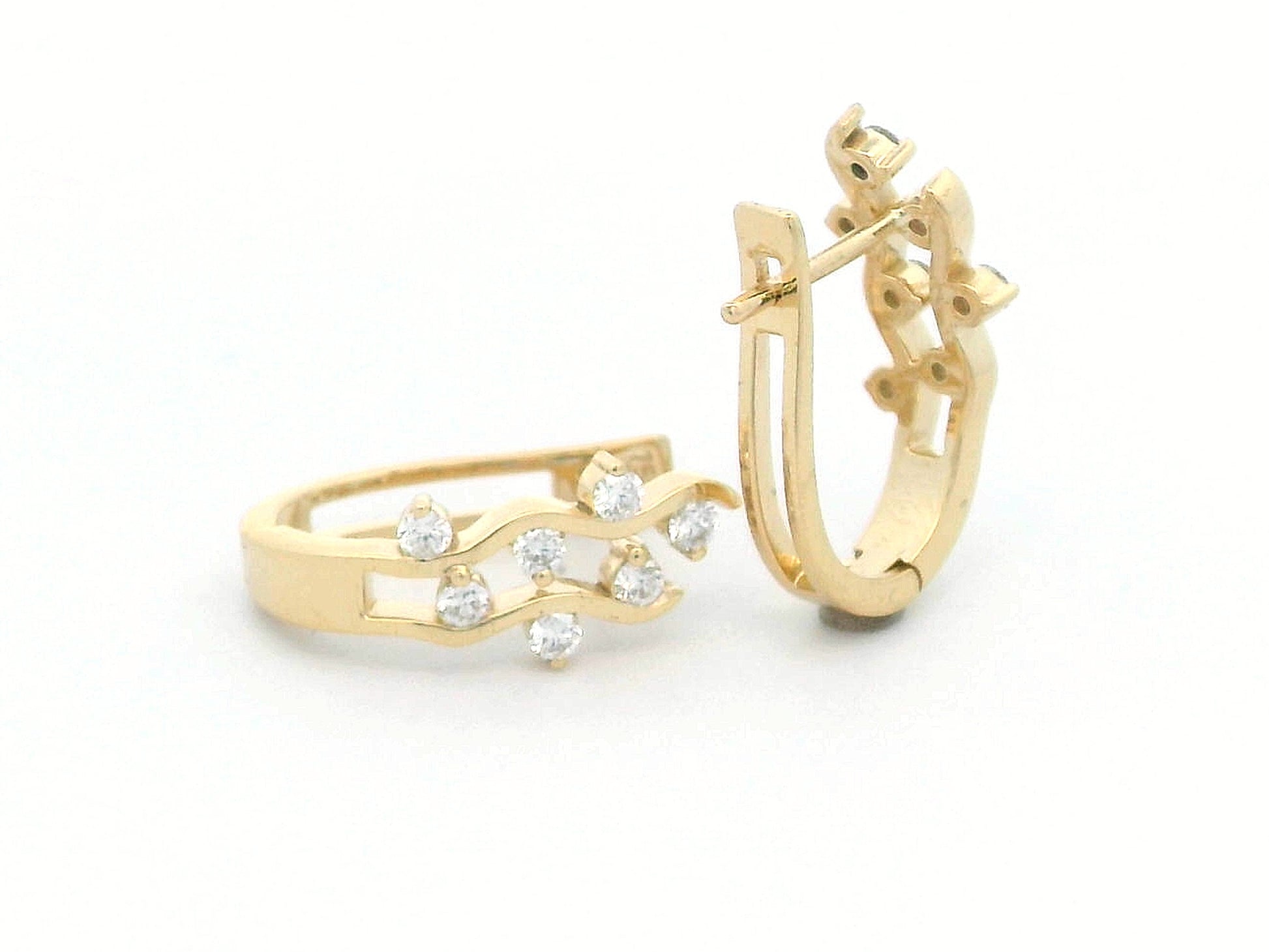 18K Yellow Gold Hoop Earrings with Wave-Inspired Diamond Design – 0.40ct Total

