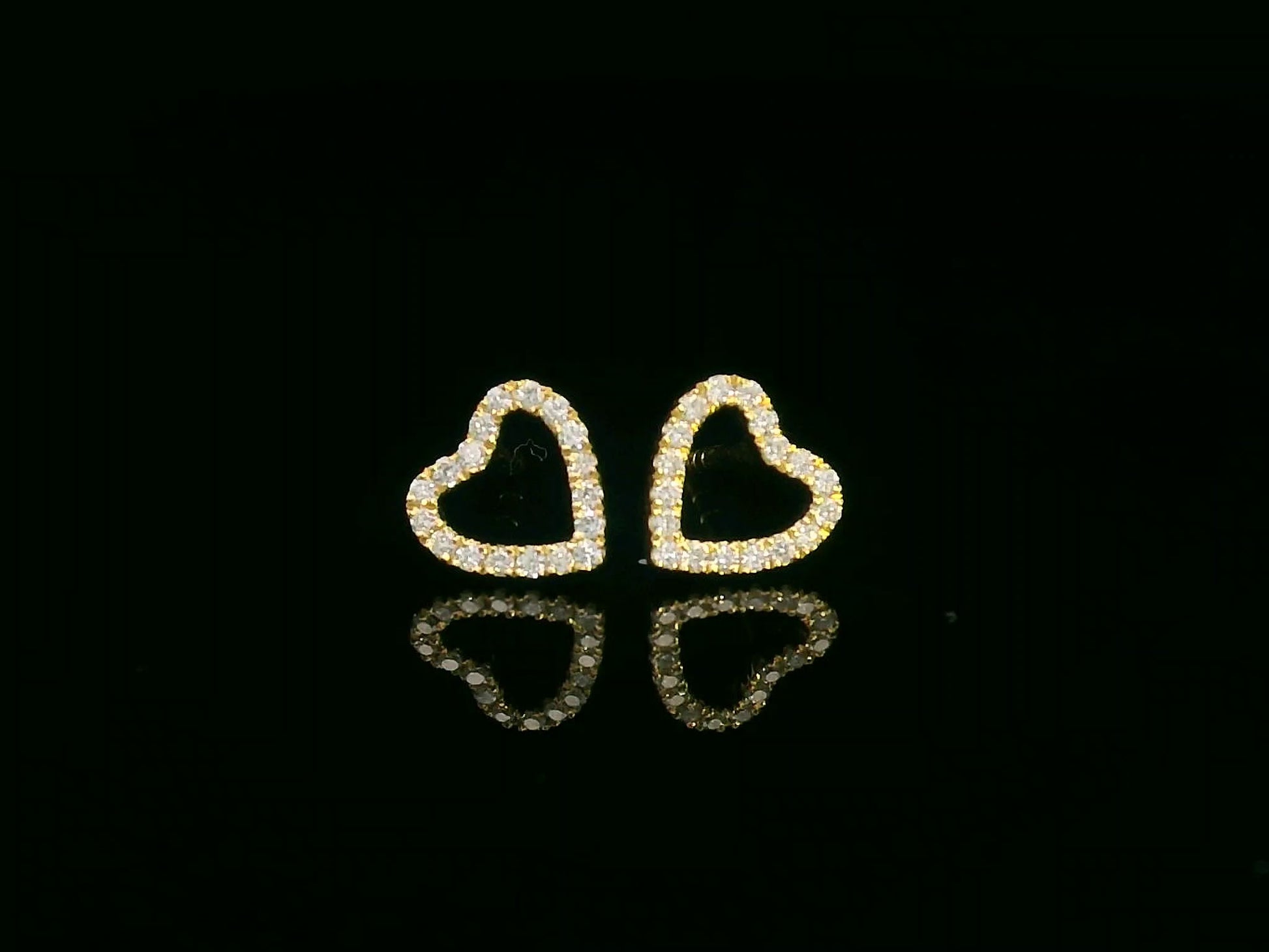 Heart-shaped diamond stud earrings in 18K yellow gold with 0.17 carat diamonds and screw-back posts

