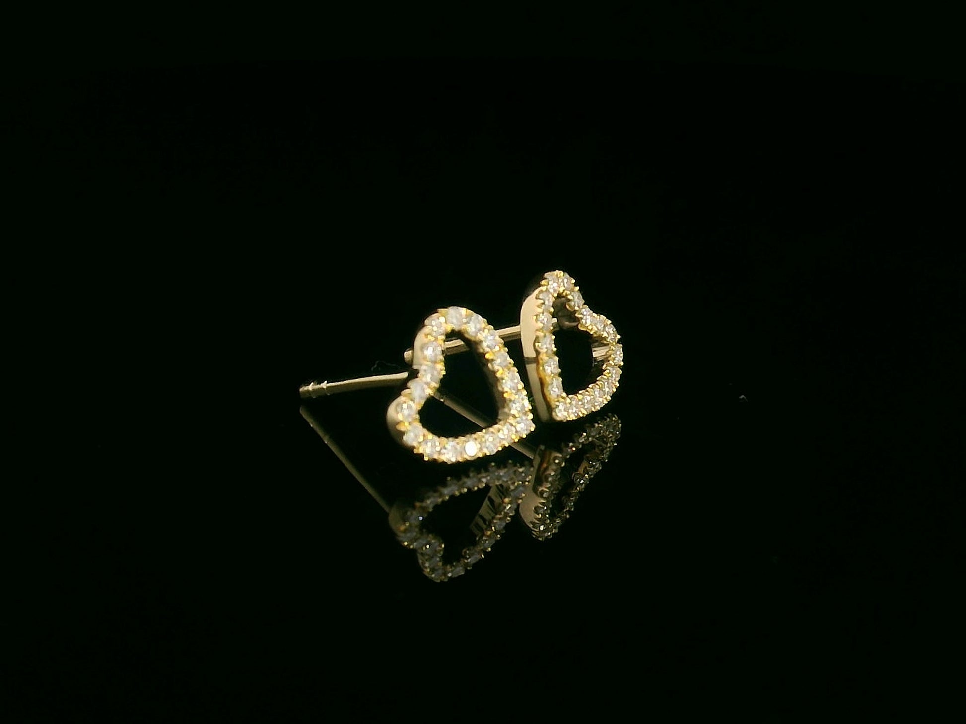 Heart-shaped diamond stud earrings in 18K yellow gold with 0.17 carat diamonds and screw-back posts


