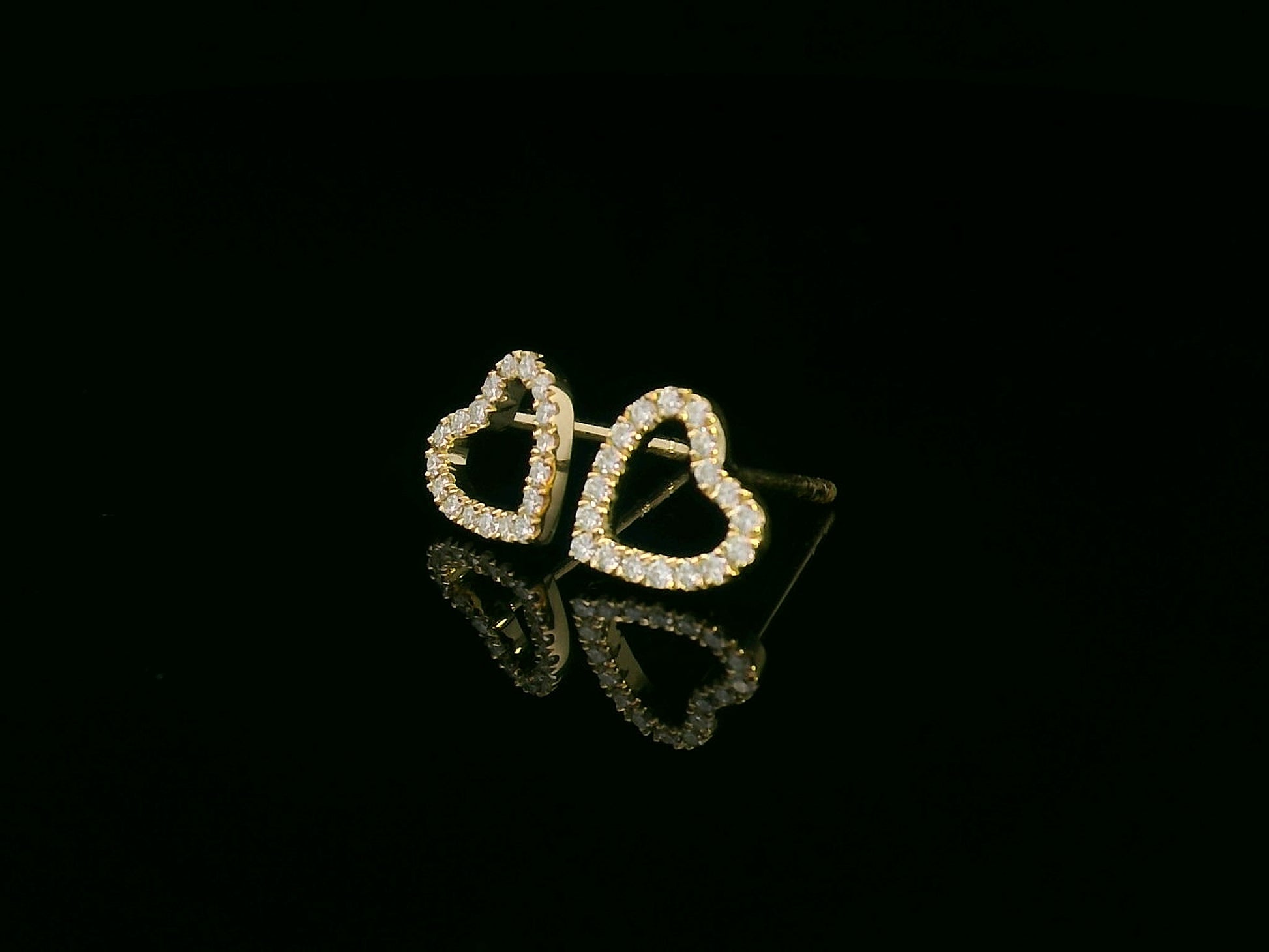 Heart-shaped diamond stud earrings in 18K yellow gold with 0.17 carat diamonds and screw-back posts


