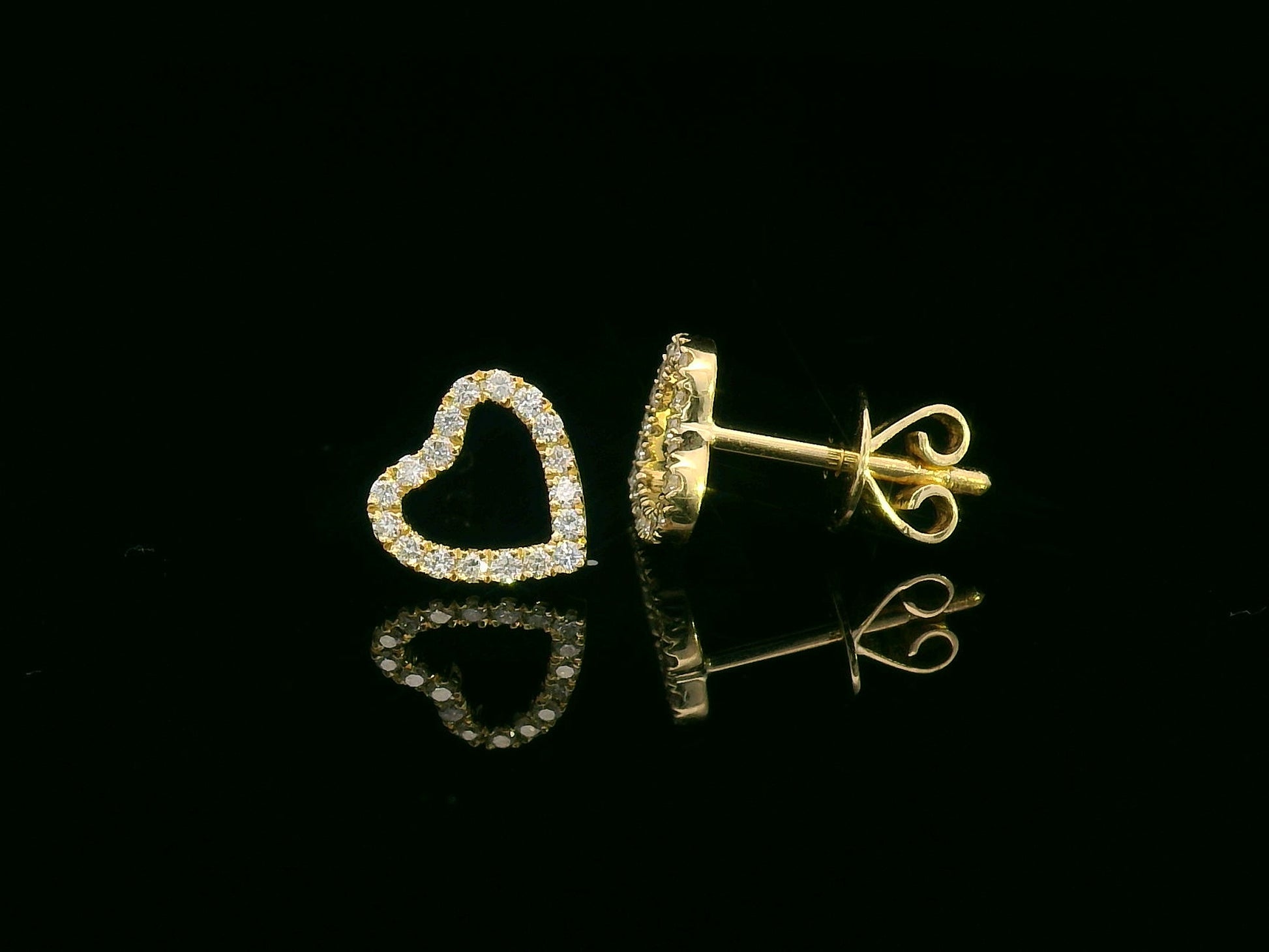 Heart-shaped diamond stud earrings in 18K yellow gold with 0.17 carat diamonds and screw-back posts

