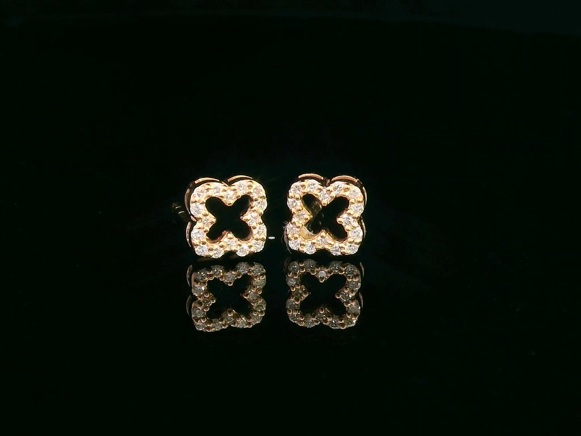 Clover motif earrings in 18K gold with 0.15 carat round diamonds and openwork design