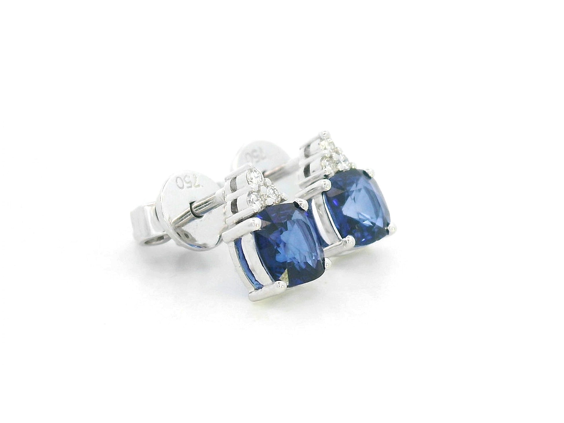 White gold stud earrings with cushion-cut sapphires and round diamonds