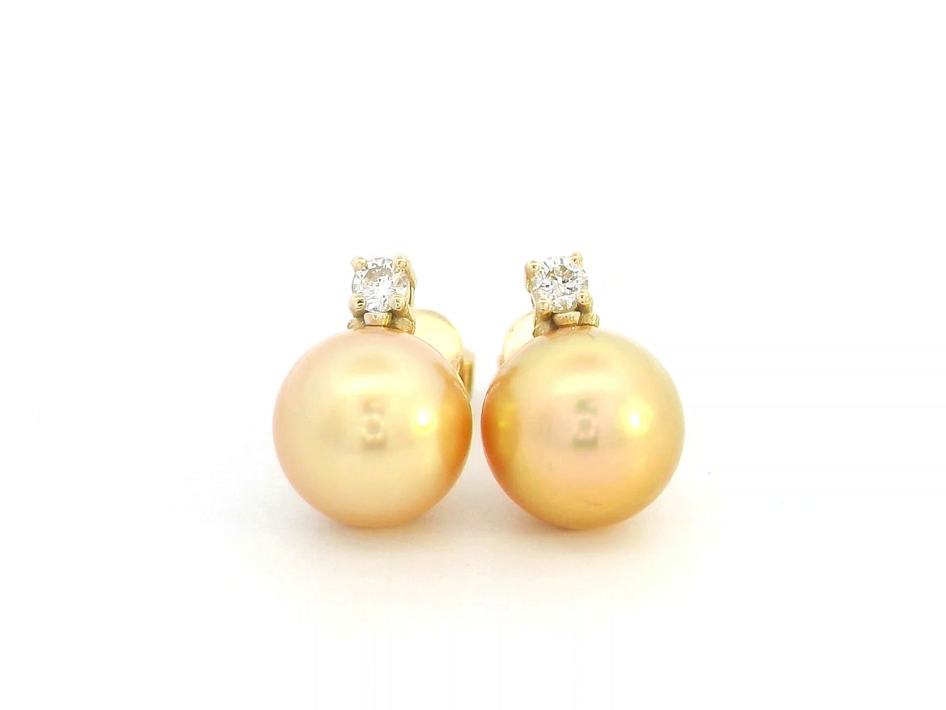 Elegant pearl and diamond stud earrings in 18K gold