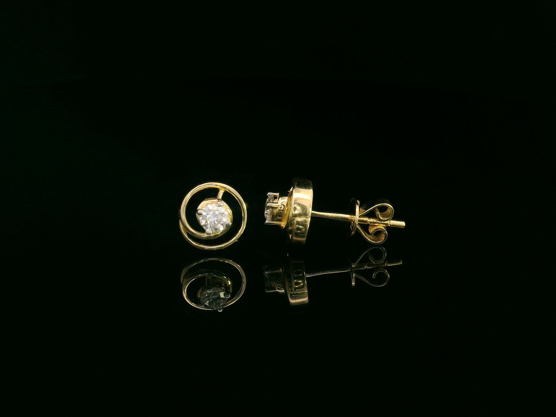18k Yellow Gold Swirl Diamond Stud Earrings with 0.18ct Round-Cut Diamonds in Spiral Design, Elegant Modern Fine Jewelry