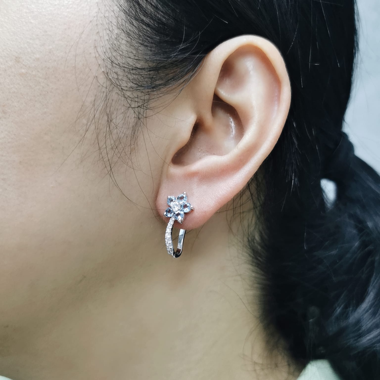 Elegant aquamarine diamond earrings in 18K gold