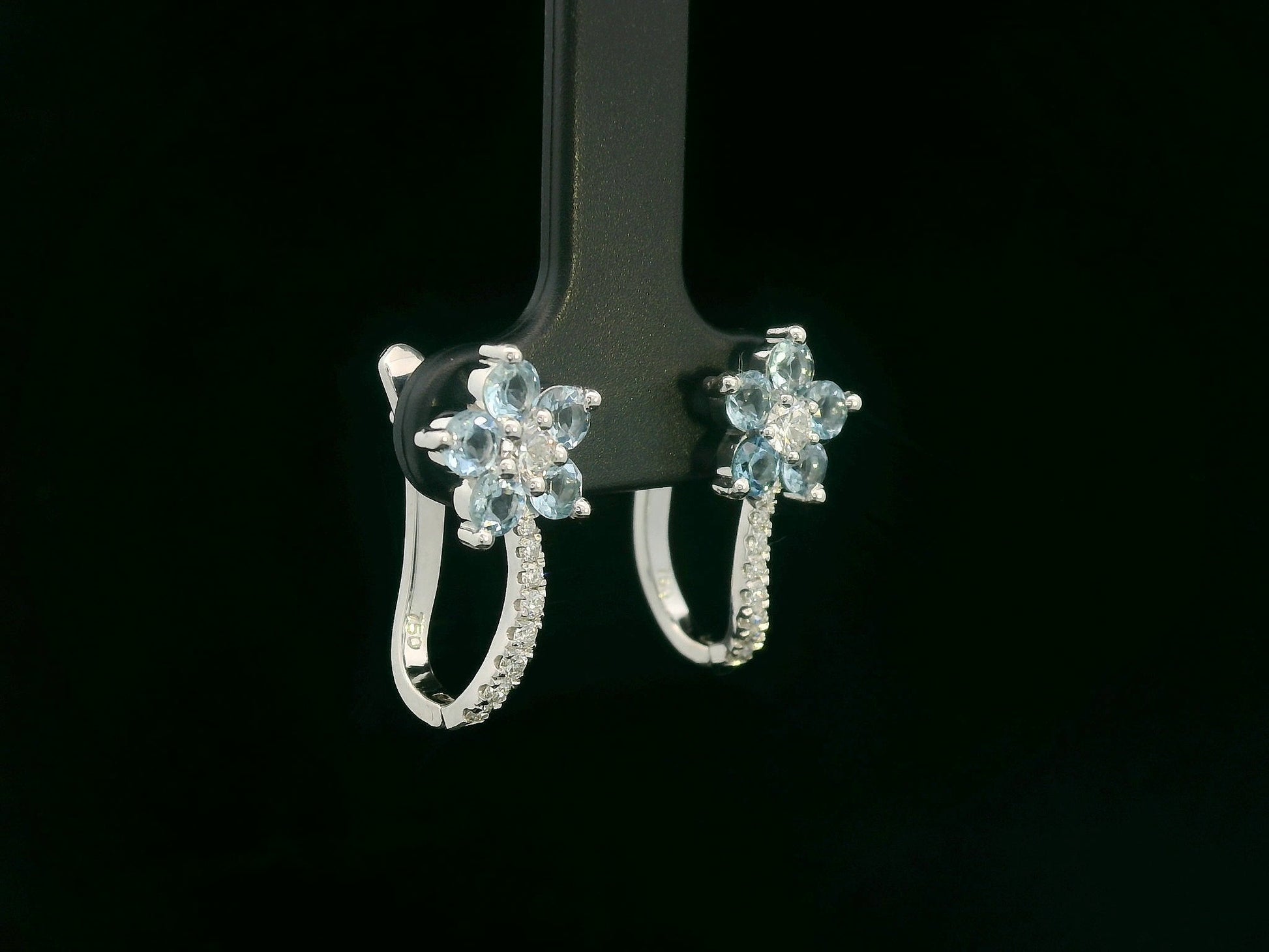 Elegant aquamarine diamond earrings in 18K gold