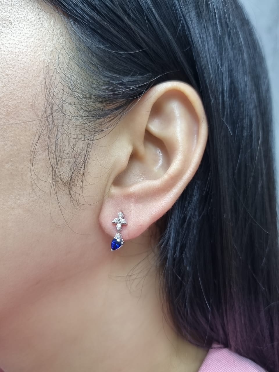 18k white gold floral stud earrings with 0.79 carat pear-cut blue sapphires dangling from 0.16 carat diamond clusters