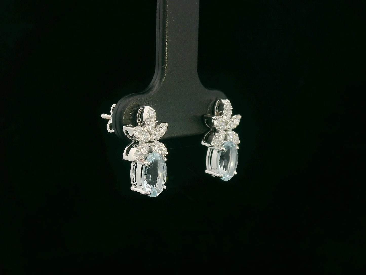 Side view highlighting the two-part design and prong setting